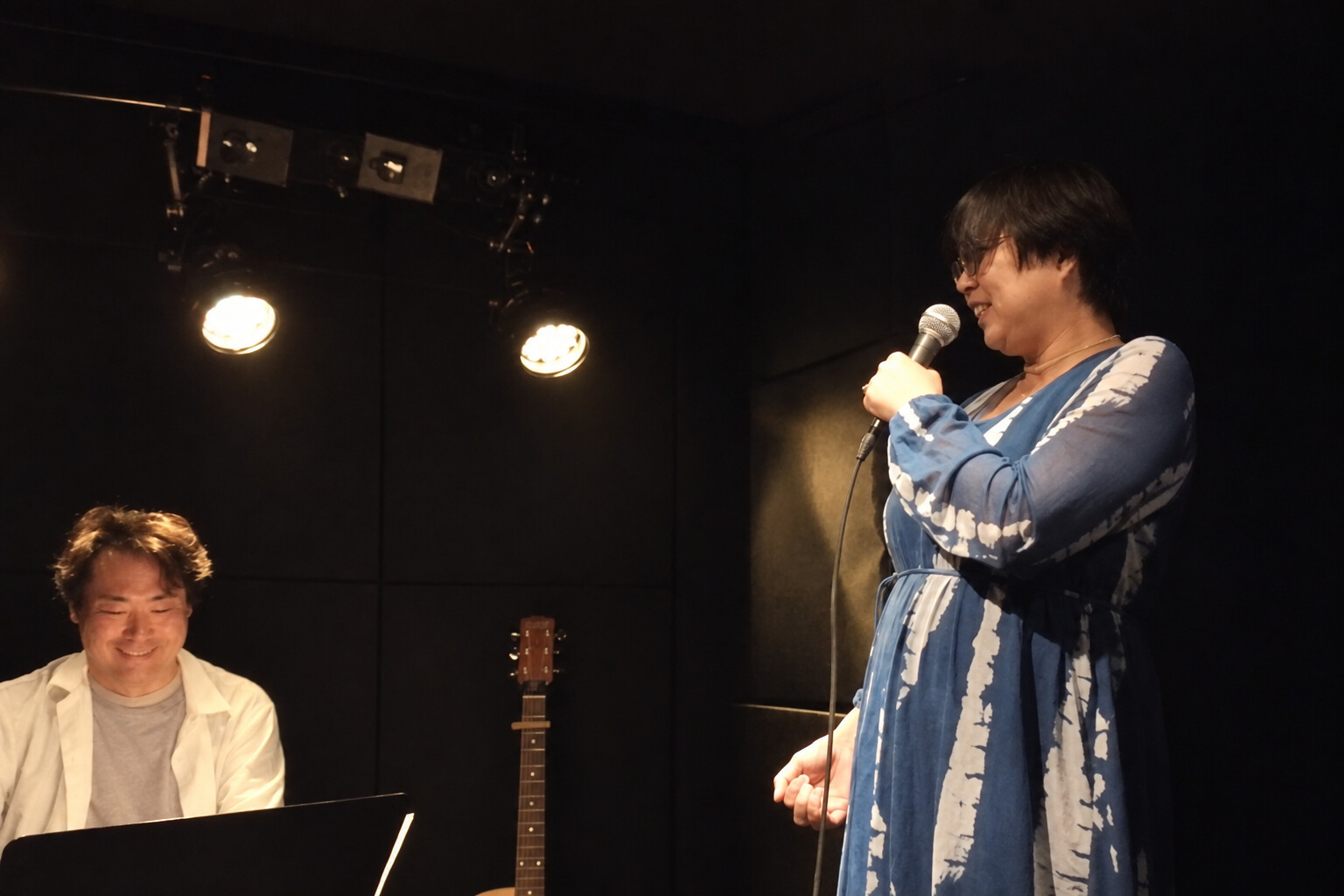 ギターのプロデューサーと顔を見合わせて笑うPLUM