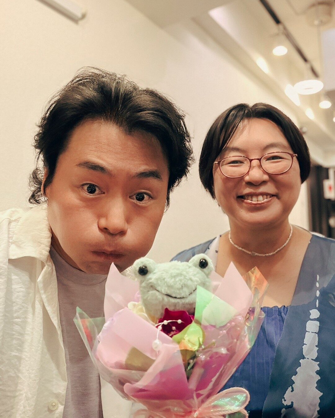 終演後、プロデューサーと花束を持って並ぶPLUM